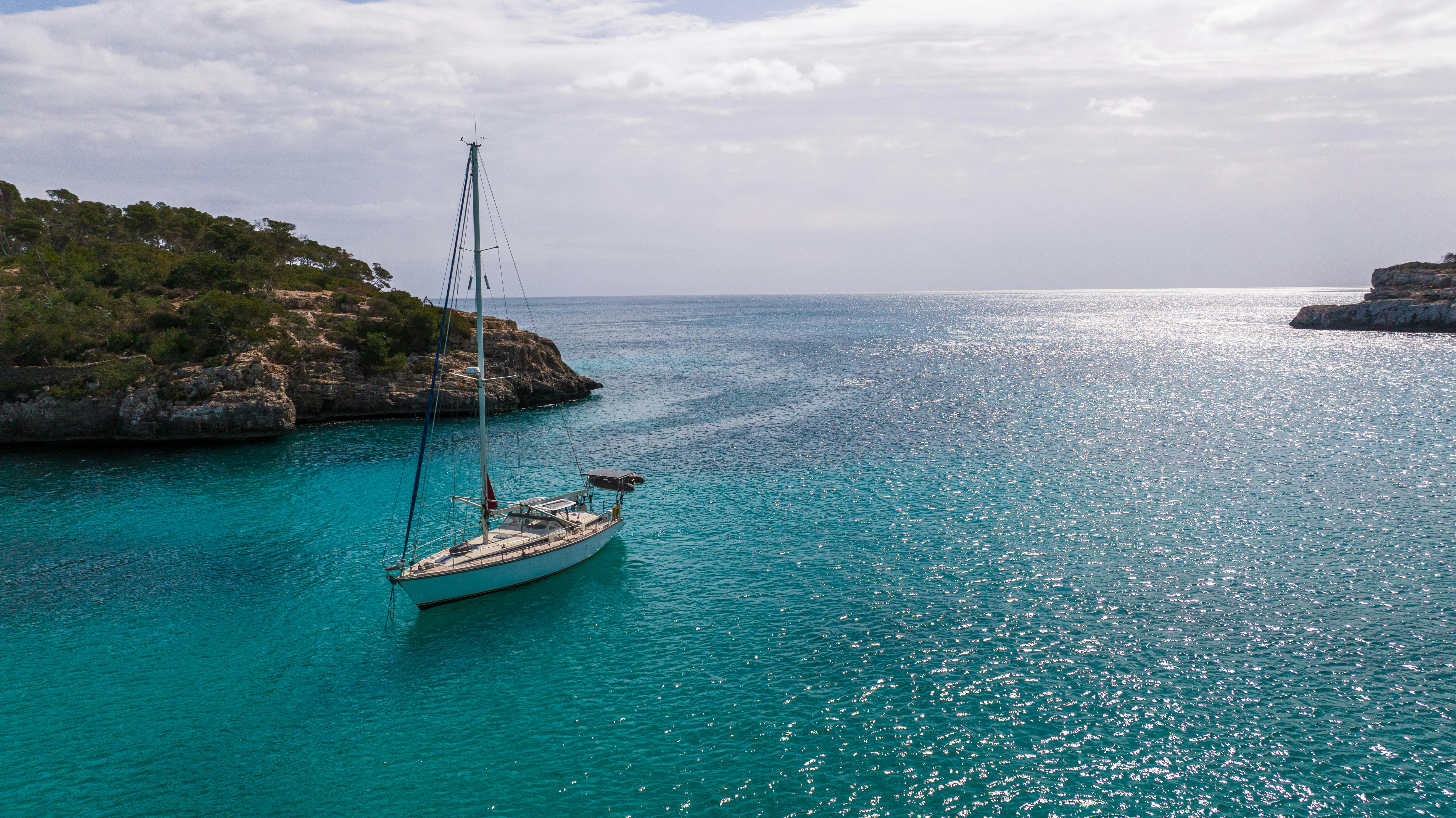 Velero en cala de Menorca